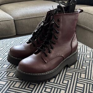 🆕 Ladies Time and Tru Burgundy Combat Boots, NWT, Size 9